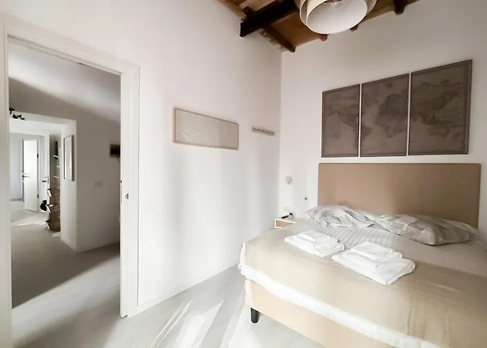 White Ostilia Daire Roma