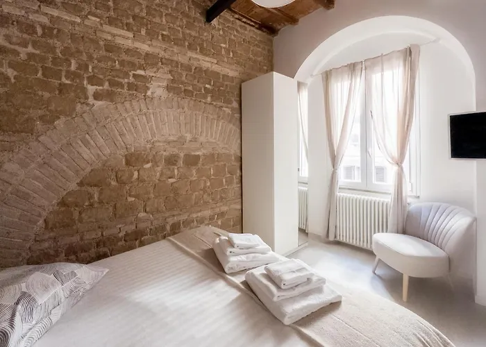 White Ostilia Daire Roma