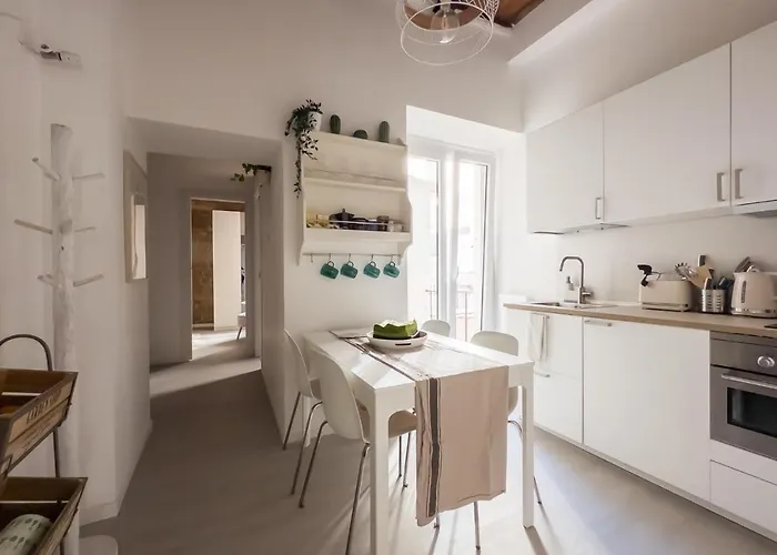 White Ostilia Daire Roma