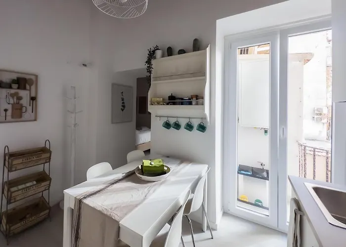 White Ostilia Daire Roma