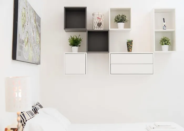 White Ostilia Daire *