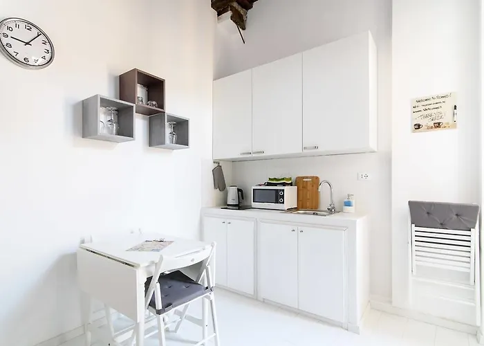 White Ostilia Daire
