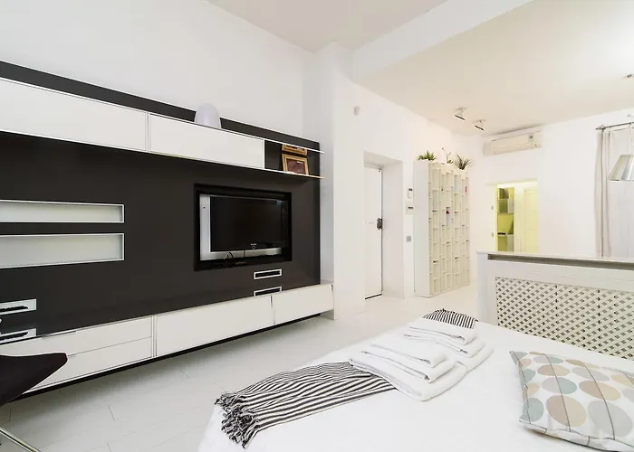 White Ostilia Daire